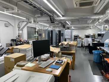 ファイナンスプリント株式会社 製本作業のエリアの雰囲気はこちら！
常に近くに先輩スタッフがいるので、
不明点は気軽に質問ができます♪