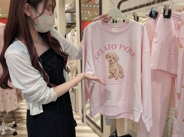 ＼アパレルデビュー大歓迎／
オシャレを楽しみながら働ける環境です♪
知識などは必要ナシ◎できることからお任せします！
