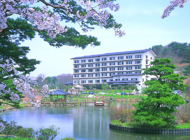 鏡が池碧山亭 ＼* アナタらしく働ける！ *／
幅広い年代のスタッフが活躍★
だからこそ、「スタッフの働きやすさ」を大切にしています