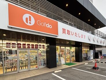 ゴルフ・ドゥ！滋賀草津店 学生さん～主婦（夫）の方まで幅広く活躍中！
ゴルフ未経験で始めたスタッフばかりなので、
未経験の方も安心して始められます♪
