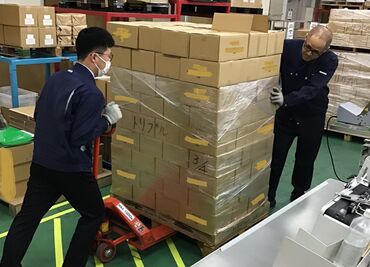 九州総合サービス株式会社　榎田事業所 台車を使って資材の移動！
研修期間（1ヶ月）は、先輩社員が付き添いながら一緒に作業！
研修後もしっかりフォローします◎