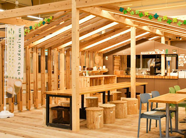 ＜皆さん大歓迎＞
学校や掛け持ちバイト先との兼ね合いなど…
空いた時間に働けるのが嬉しい♪
お仕事が久しぶりの方も歓迎！