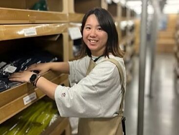 倉庫内は広いですが、スタッフ同士は距離が近く困った時はサポート出来る環境です。アパレル商品に囲まれて、気分も上がります♪