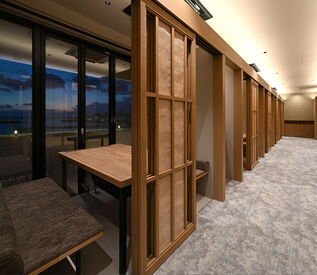 《北谷店の店内》
和モダンで落ち着いた雰囲気★
木を活かしたオシャレで落ち着く店内で、
気持ち良く接客出来る環境です◎