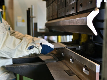 宮内工産株式会社（勤務地：淵野辺にある工場） モクモクと集中できる作業です！
そこまで重いものもないので安心してください◎
※画像はイメージです