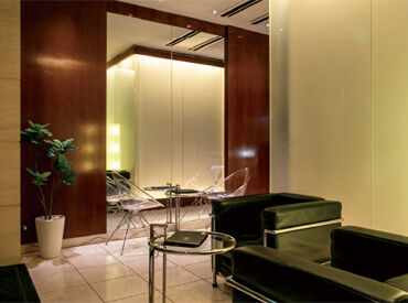 3人1組で協力して、丁寧にベッドメイクや拭き掃除♪