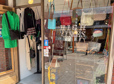 仕事は店頭での販売接客のほかSNSの更新なども！
落ち着いたショップで落ち着いて働けます◎