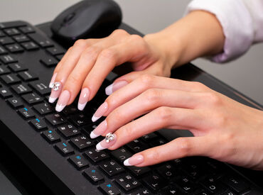 ＼派手過ぎなければOK／
◆髪型・髪色自由
◆ネイル・ピアスOK(規定あり)
オシャレも楽しめる職場です◎
※画像はイメージ