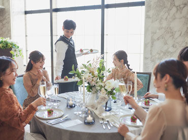 W GRAND LACERE OKAYAMA（Wグランラセーレ岡山） 未経験OK！学生さん多数活躍中★
華やかな会場の中で頼れる仲間と
お料理やお飲み物のサービスをお願いします♪