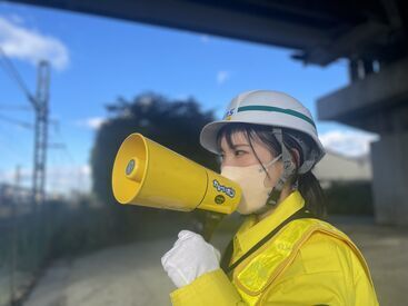 株式会社シムックス 花園営業所　※寄居エリア 鉄道工事現場でのお仕事。
工事用重機を安全に誘導！
お仕事はこれだけですが、安全を守る大切な役目です♪