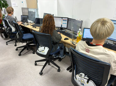 実際のスタッフ写真♪
髪色・オシャレ自由など働きやすさが揃ったお仕事！
在宅勤務制度あり、残業はやりたい人ダケ♪