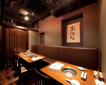 焼肉おはな 17:00～22:00・18:00～22:00に勤務できる方、採用率UP！
お席へご案内などからスタート◎
落ち着いたお店で少しずつ覚えられる♪