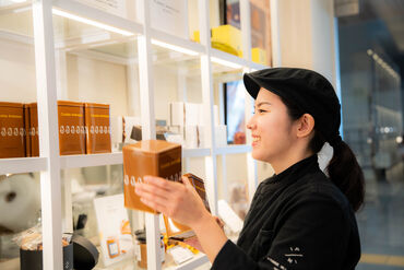 PIERRE MARCOLINI/ピエール マルコリーニ 東急たまプラーザ店 ＼20～50代スタッフ活躍中！／
大学生・フリーター・主婦さんなど◎
週2/4h～やフルタイムも大歓迎！
丁寧に教えるので安心♪