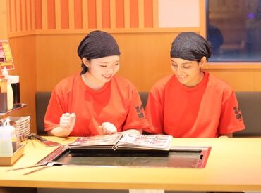 「初飲食バイト」でも安心♪
研修に特別チカラを入れています！
自信を持ってバイトができるよう、
全力でサポートします★