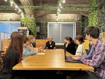 株式会社ティーエスピー：大阪梅田オフィス 駅近でアクセス抜群！
まるでカフェのような、緑あふれる落ち着いた空間☆
音楽も流れていて、リラックスしながら働けますよ◎