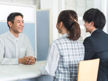 まずは先輩スタッフと一緒に勤務！
サポート体制も整っています◎
警備というより事務作業がメインです！
※画像はイメージ