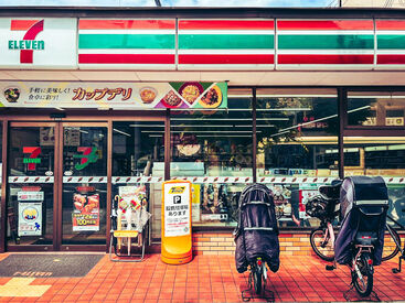 セブンイレブン高槻上田辺町店 学生、主婦/夫、フリーター
Wワーカー、ミドル・シニア世代
家庭や学校、副業も大切にしながら
働くスタッフが多数活躍中です！