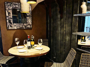 ≪明るい挨拶ができればOK！≫
優しい先輩たちがイチから教えるので、
バイトデビューの高校生さんも安心です♪