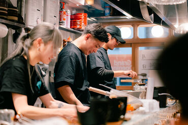 炭と蛸焼と酒　ヤマダストア ★★面接は15分程度で終了★★
何時からは入れますか?
いつから勤務出来ますか? など雑談の延長
働きたい想いがあれば、はい合格