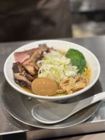 常連さんも多くてスタッフ同士も仲良し！初めてでもすぐに馴染める温かい雰囲気のお店です◎