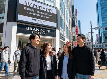 ＼国内外からお客様が来店／
毎日いろんな人と出会えて飽きない♪
ワクワク楽しみながら働きたい方に◎