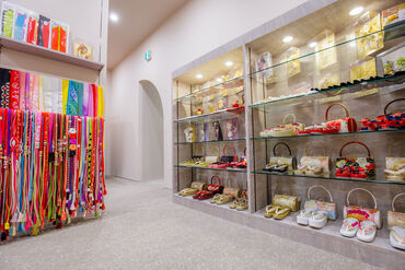 \未経験大歓迎/
着物や振袖が好き
着付けできるようになりたい
何かの分野でプロになりたい
そんな方にピッタリのお仕事です!