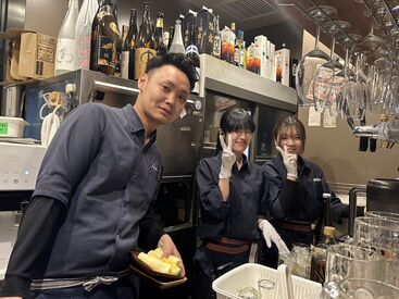 ＼スタッフ同士仲良すぎ!?／
店長もとっても気さくで、みんな"友達感覚"で働いてます◎
他校の仲間もできて、楽しく働けるはず♪