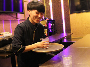 ◆社割でカラオケやゴハンを楽しもう◆
口コミでも話題の絶品フードだって社割OK！
食事を美味しくオトクに済ませるSTAFFも♪