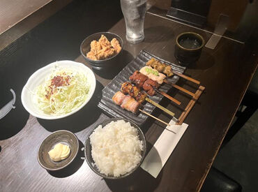 \まかない目当てさんも大歓迎!/
「食べるの好きです」「焼き鳥が食べたくて」
そんな応募理由でもOKです★