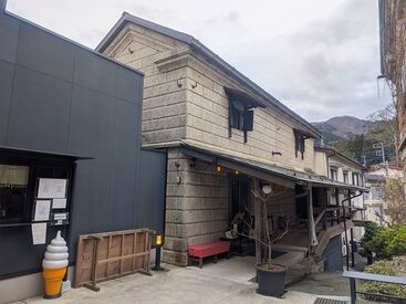 創業文化元年湯沢屋　鉢石カフェ 本店の建替えを機に店舗の奥にあった
明治・大正期の蔵を2棟をリノベーションして
「鉢石カフェ」をオープンしました！