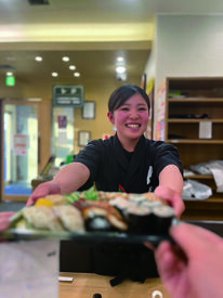 \頑張り次第で【正社員登用】あり!/
未経験・知識ゼロからのスタートでも
将来は安定した働き方も目指せます♪