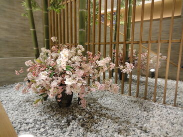 空いた時間で『フラワーアレンジメント事業』のお手伝いも♪お花に囲われてお仕事ができます◎