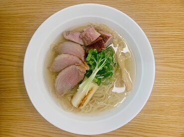 学生さん大歓迎！
髪色やネイル、ピアスなど身だしなみ自由！
オシャレを楽しみながら働けるのも嬉しいポイントです♪