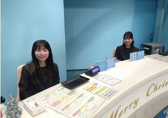 福岡タワー株式会社 笑顔あふれるスタッフが優しくサポートしてくれます！
チケットカウンターで働くスタッフが新しい仲間をお待ちしています。
