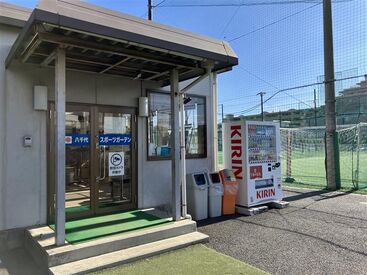 八千代スポーツガーデン 子ども～大人まで幅広いお客様が訪れます！
『こんにちは！』とスクール生と挨拶をしたりと、笑顔で明るく対応ができればOK！