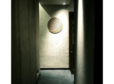 店内は月明かりのもとにいるような落ち着いた雰囲気。
運営会社の名前にちなみ、「満月」の看板が目印です。