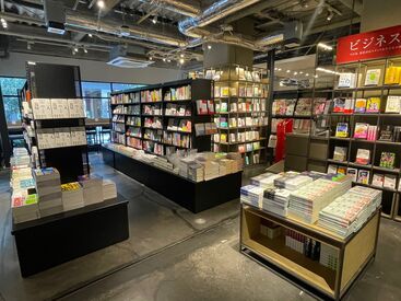 コーヒーの香り、優しい照明、癒し空間。
選りすぐりの雑誌や書籍、珍しい雑貨やコスメも多数取扱っています！
世界観が広がる♪