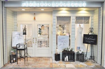 LAPAGE京都本店 ≪未経験歓迎★≫
河原町駅から徒歩5分！
一人ひとりのお客様に寄り添い、
ジュエリーをご提案していただきます♪