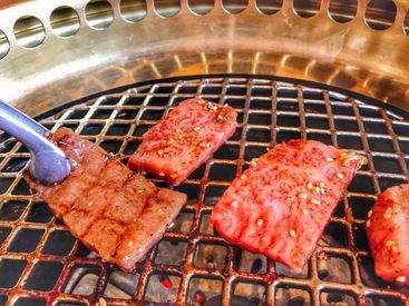 店内は木目調と黒に統一され、落ち着いた雰囲気♪周りを気にせずくつろげる、半個室空間！常連さんも多く来店されます♪