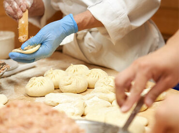 東京豚饅（トウキョウブタマン） 大井町店 ※3月下旬オープン予定 18 ＼20～30代の若手を中心に活躍／
コツをつかむほど楽しくなる…
シンプルだけど奥が深い“豚まん包み”メインのお仕事です。