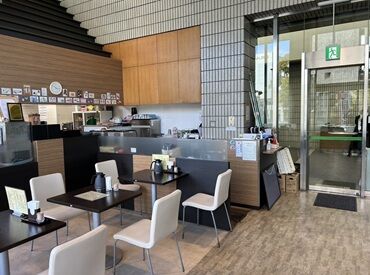 レストラン　マキ 髪色髪型ピアスオシャレ自由◎
履歴書不要で即面接即勤務OK♪
地元に愛される喫茶店☆
幅広い層が活躍中◎