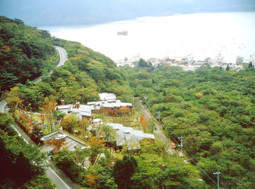 芦ノ湖を見下ろす高台にあるホテルです！
空気がキレイで心も穏やかに◎
季節毎に変わる風景も楽しめます♪