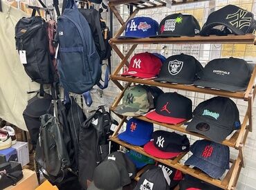 レプトン　府中店　古着コーナー ＼初バイトさんも大歓迎♪／
先輩たちみんなでサポートします！
服の畳み方などイチからお教えするのでご安心ください◎