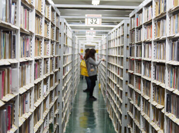 店頭に並ぶ前の沢山のアーティストの商品に
携わりながら働けるのも嬉しいポイント♪