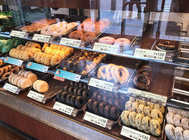 <まかない無料&社割でドーナツ半額…!!>
休憩時間や帰宅後の楽しみにいかがですか?
季節限定や人気の商品も試しちゃおう♪