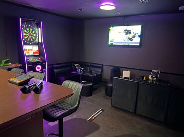 お客様との距離は近め!ダーツやカラオケもあります!