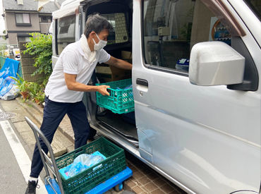 お仕事はシンプル！
野菜や果物を仕分けて車で子供たちにお届け◎