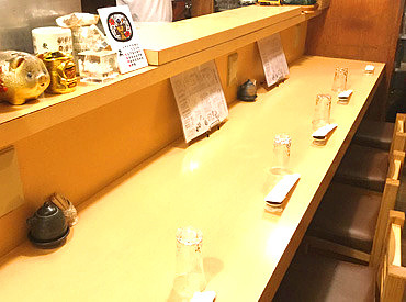 新宿で50年以上愛され続けるお店。
常連さんも多く、未経験・バイトデビューでも安心して始められます。