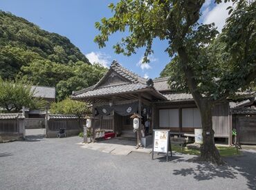 「靴はここで脱いでくださいね～」
施設の入り口で誘導をお任せ★