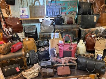 接客やオリジナルアイテムの製作を行うため、
様々な経験・スキルが積めます！
学生スタッフから「就活に役立った」なんて声も♪